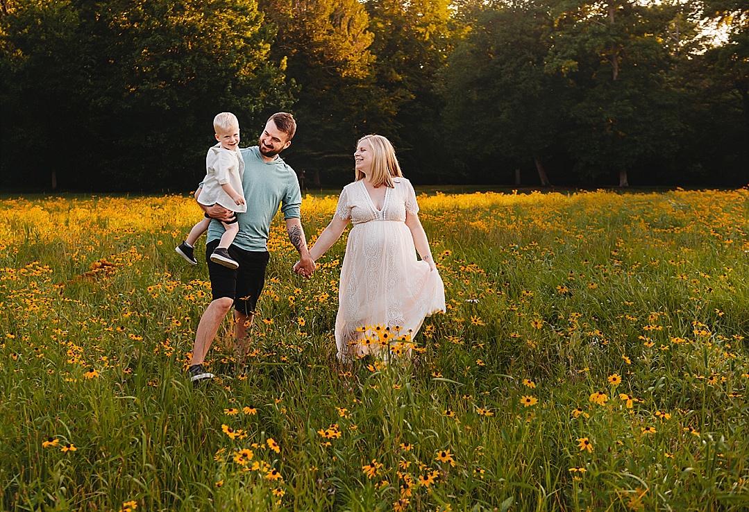 annapolis maternity photo in field