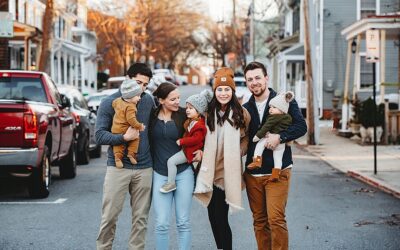 Effortlessly Stylish Family Photo Outfits: From Mountains to Beaches, Cityscapes to Architecture