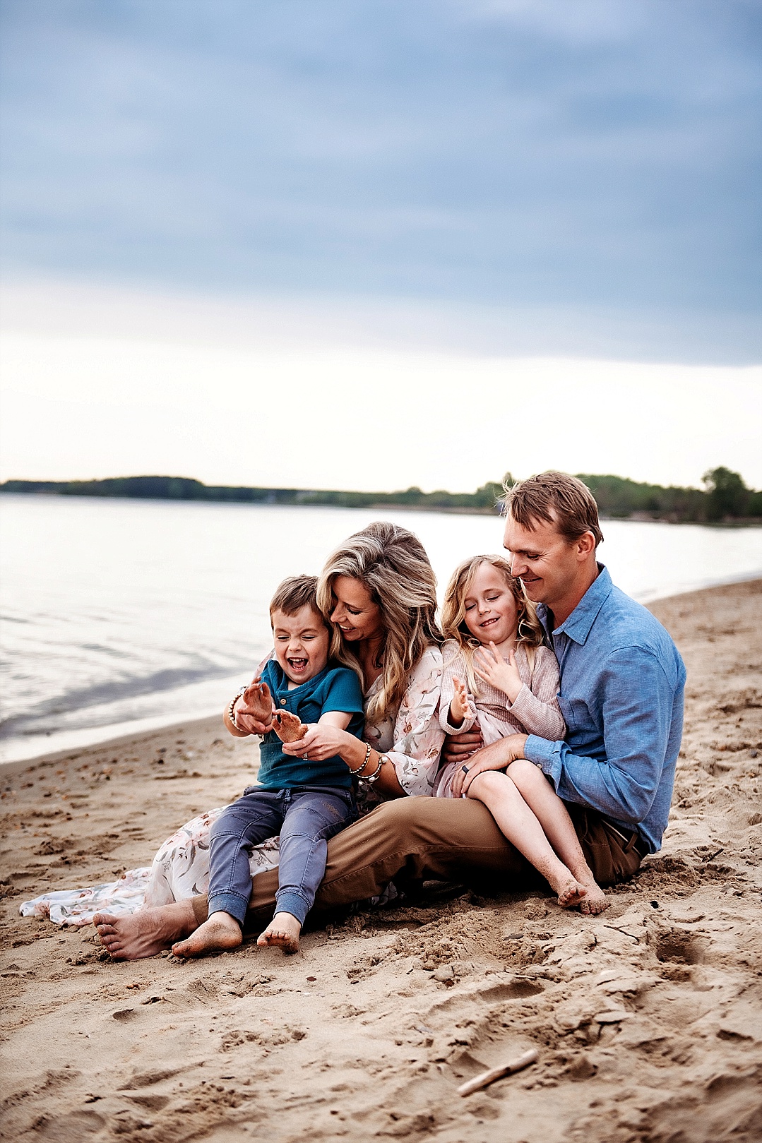 lifestyle family photo on Maryland Beach